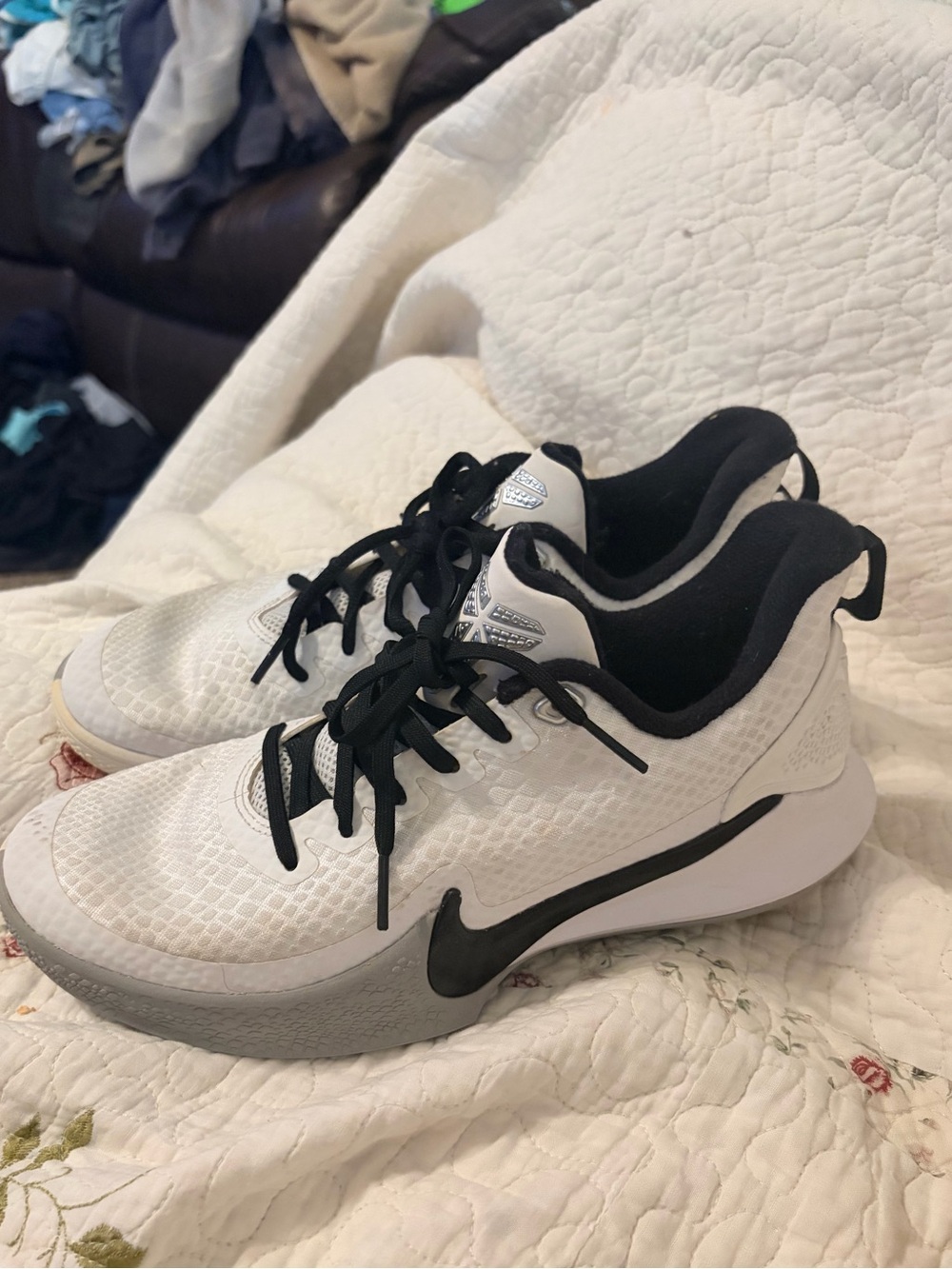 Kobe Mamba Focus Nike White and Black Low-Top Basketball Sneakers